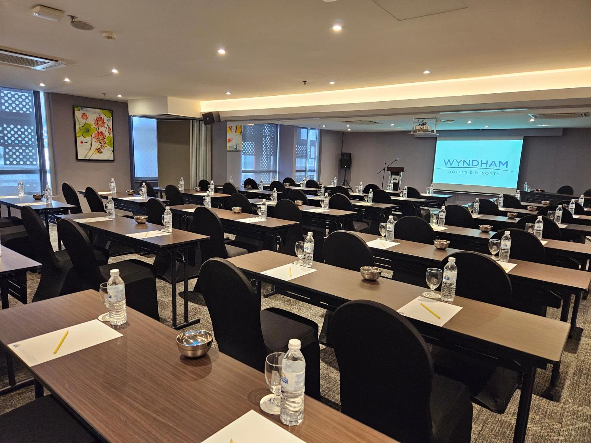 Days & By Wyndham Kl - Chan Sow Lin Mrt Or Lrt Hotel