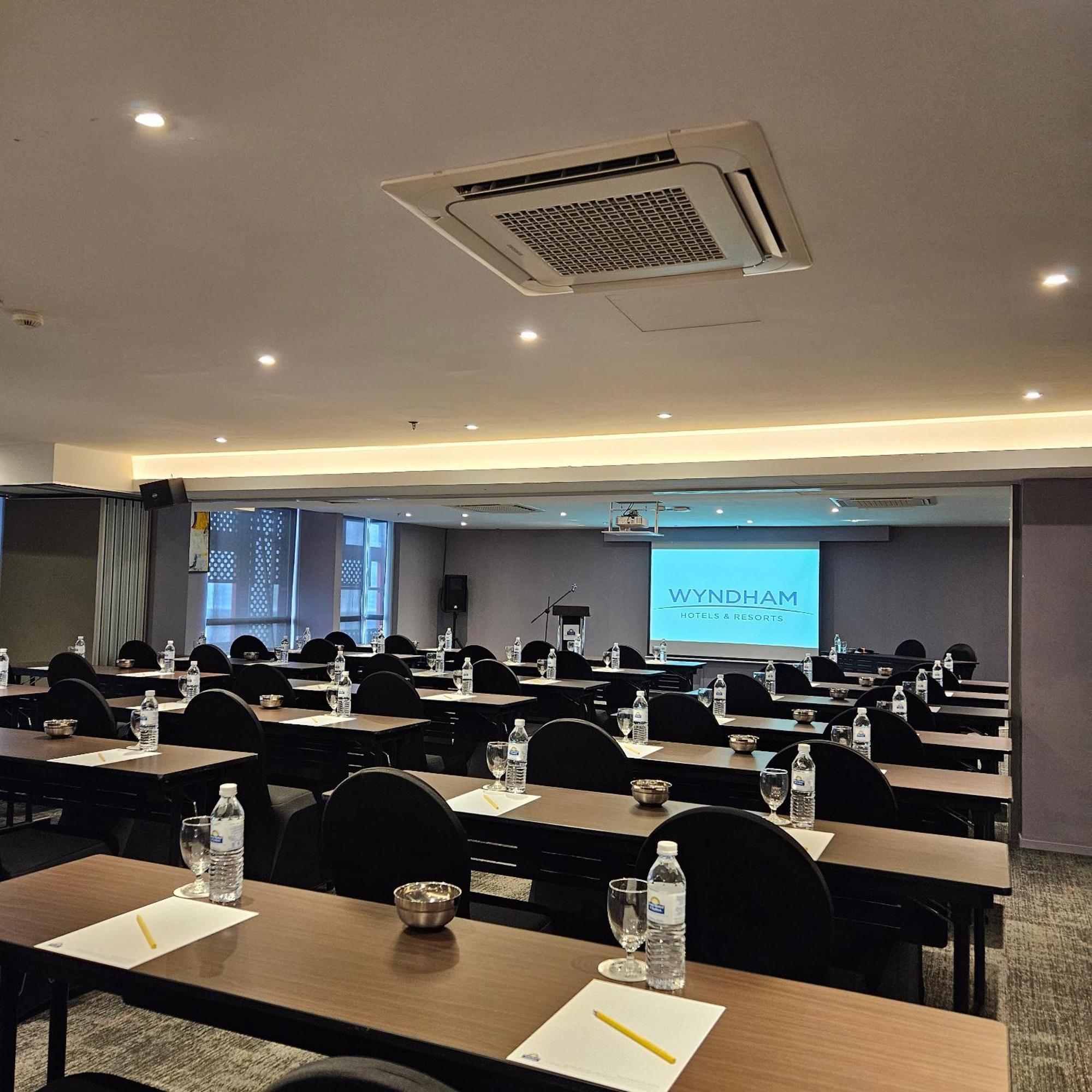 Days & By Wyndham Kl - Chan Sow Lin Mrt Or Lrt 4*