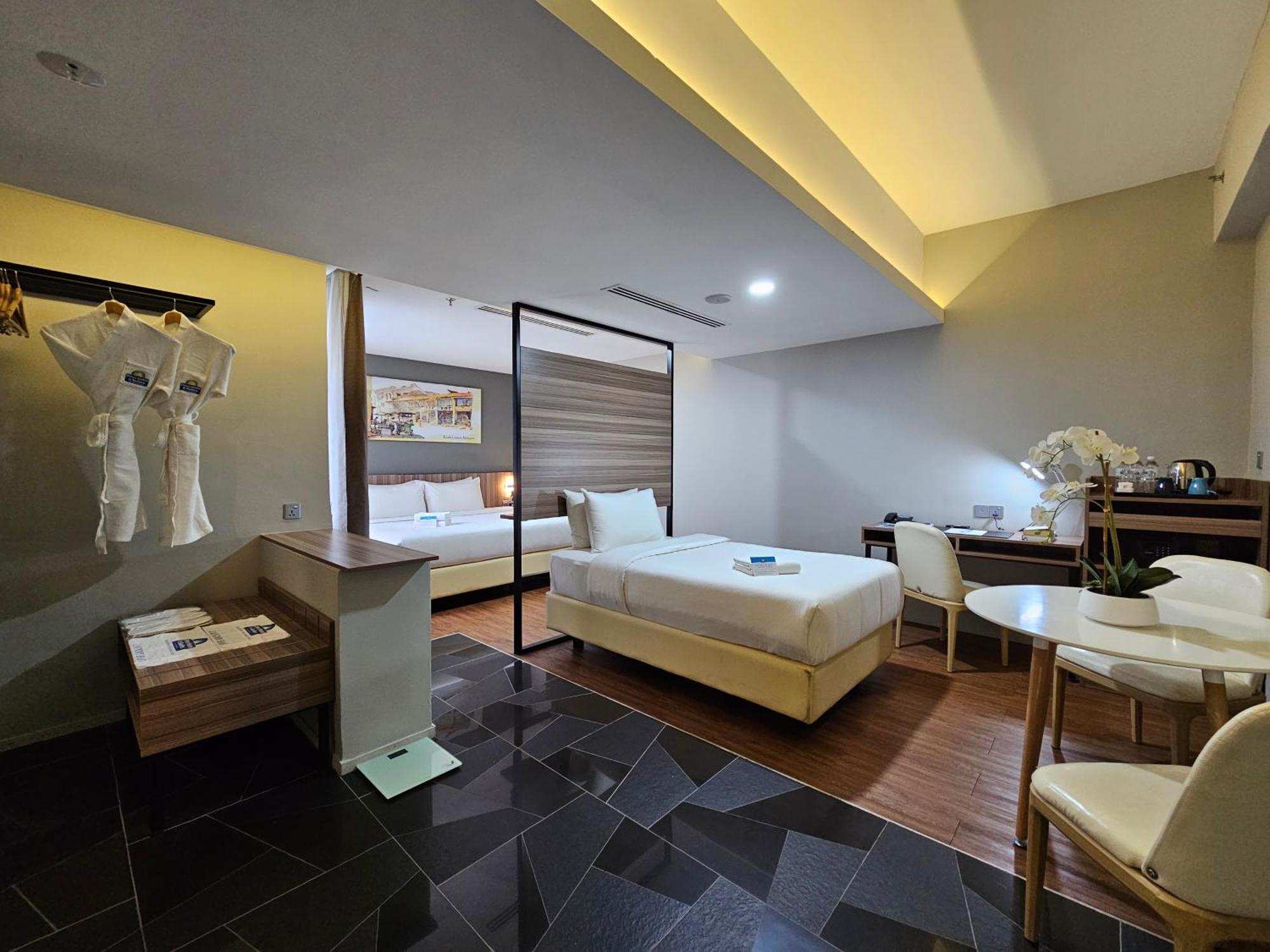 Days & By Wyndham Kl - Chan Sow Lin Mrt Or Lrt Hotel 4*